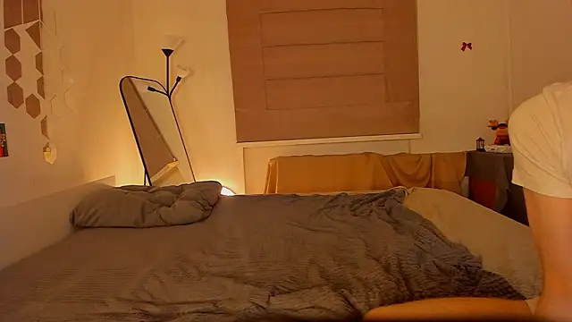 Snapshot of CalmFever chatting on February 13, 3:08 pm CalmFever online show from February 13, 3:08 pm