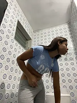Snapshot of Romie_rous chatting on April 12, 1:27 pm Romie rous online show from April 12, 1:27 pm