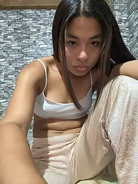 Snapshot of Romie_rous chatting on May 18, 6:47 pm Romie rous online show from May 18, 6:47 pm