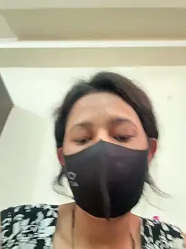 Snapshot of raavigirl chatting on February 25, 2:43 am raavigirl online show from February 25, 2:43 am