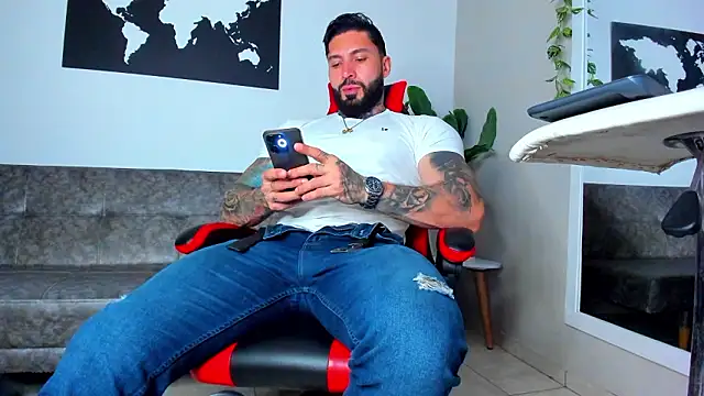 Snapshot of Alessrose chatting on February 19, 7:54 pm Alessrose online show from February 19, 7:54 pm