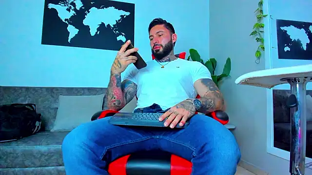 Snapshot of Alessrose chatting on March 18, 8:01 pm Alessrose online show from March 18, 8:01 pm