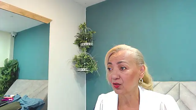 Snapshot of AmelieLux chatting on March 5, 6:37 pm AmelieLux online show from March 5, 6:37 pm