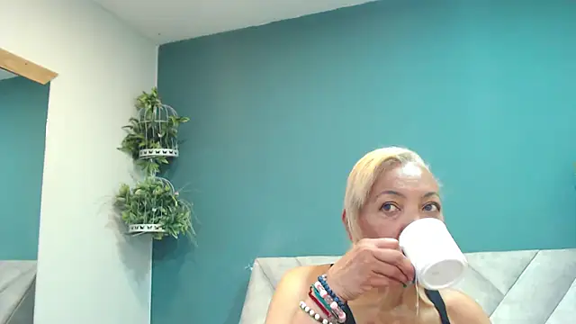 Snapshot of AmelieLux chatting on March 10, 5:18 pm AmelieLux online show from March 10, 5:18 pm