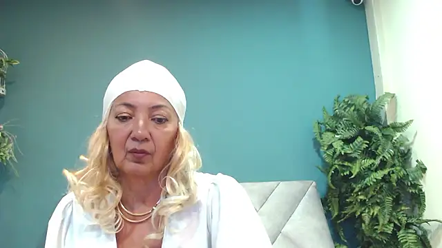 Snapshot of AmelieLux chatting on March 12, 6:47 pm AmelieLux online show from March 12, 6:47 pm