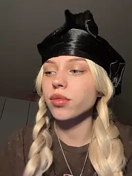  luna fox  online show from March 17, 6:33 pm