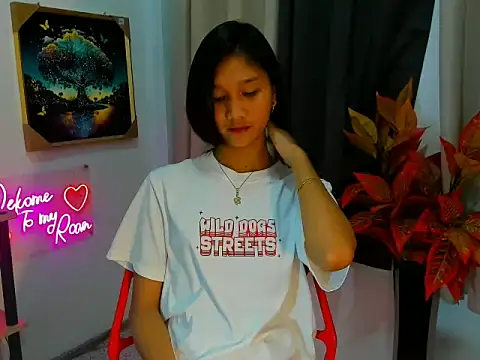 Snapshot of littlemikay chatting on February 17, 6:10 am littlemikay online show from February 17, 6:10 am