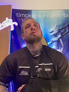 Snapshot of Smokebluntafterblunt chatting on March 9, 6:45 pm Smokebluntafterblunt online show from March 9, 6:45 pm
