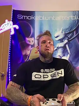 Snapshot of Smokebluntafterblunt chatting on April 6, 12:52 am Smokebluntafterblunt online show from April 6, 12:52 am