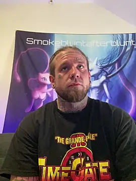 Snapshot of Smokebluntafterblunt chatting on April 25, 9:01 am Smokebluntafterblunt online show from April 25, 9:01 am