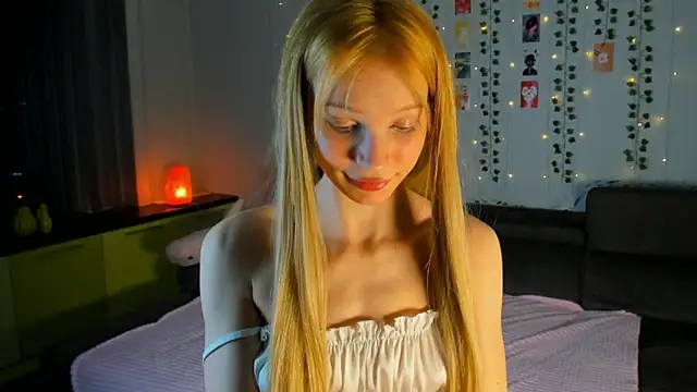 Snapshot of Kiracute18 chatting on April 3, 4:16 pm Kiracute18 online show from April 3, 4:16 pm