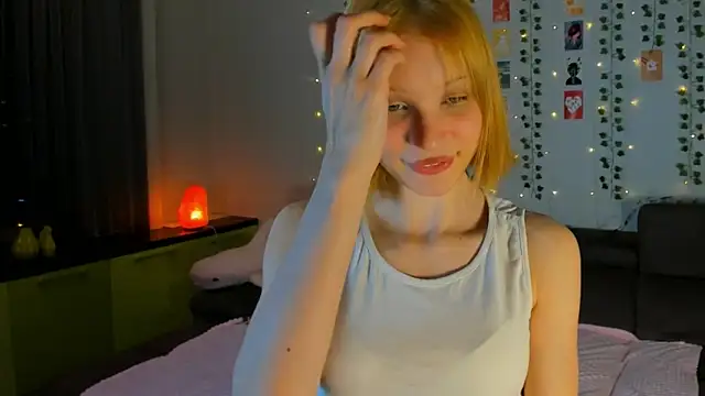 Snapshot of Kiracute18 chatting on April 5, 7:55 pm Kiracute18 online show from April 5, 7:55 pm