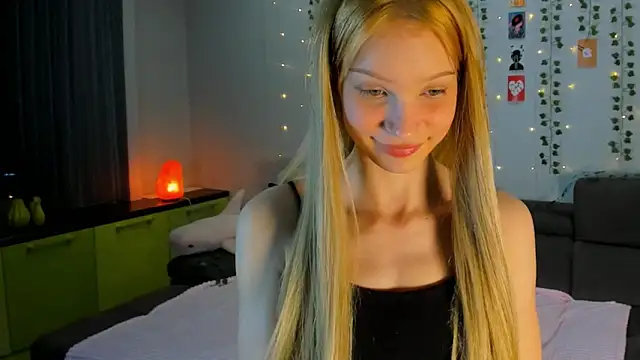 Snapshot of Kiracute18 chatting on April 7, 4:18 pm Kiracute18 online show from April 7, 4:18 pm