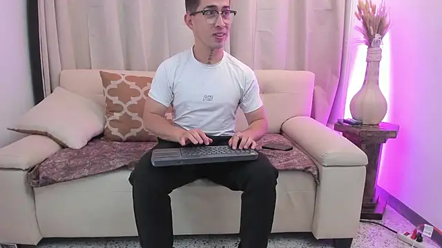 Snapshot of Tommas_Jhonson chatting on February 17, 3:47 am Tommas Jhonson online show from February 17, 3:47 am