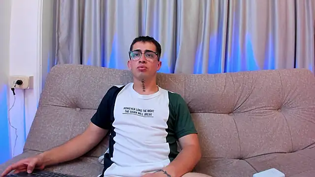 Snapshot of Tommas_Jhonson chatting on February 20, 6:26 am Tommas Jhonson online show from February 20, 6:26 am