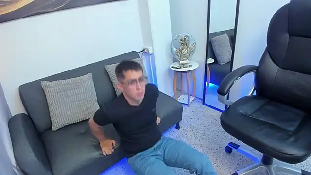 Snapshot of Tommas_Jhonson chatting on February 21, 3:51 am Tommas Jhonson online show from February 21, 3:51 am