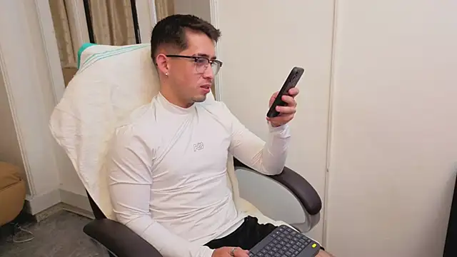 Snapshot of Tommas_Jhonson chatting on March 8, 2:26 am Tommas Jhonson online show from March 8, 2:26 am