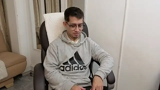 Snapshot of Tommas_Jhonson chatting on March 10, 4:06 am Tommas Jhonson online show from March 10, 4:06 am