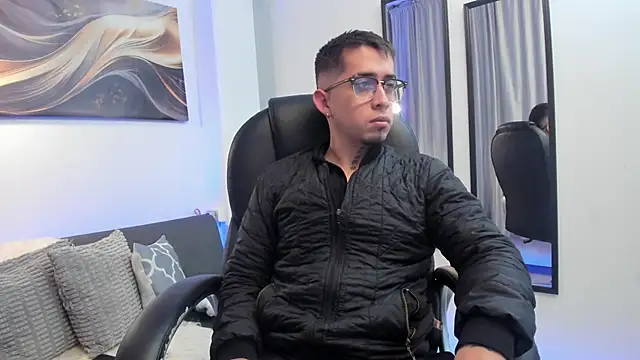 Snapshot of Tommas_Jhonson chatting on March 13, 3:35 am Tommas Jhonson online show from March 13, 3:35 am