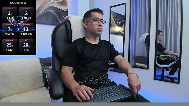 Snapshot of Tommas_Jhonson chatting on March 24, 3:00 am Tommas Jhonson online show from March 24, 3:00 am