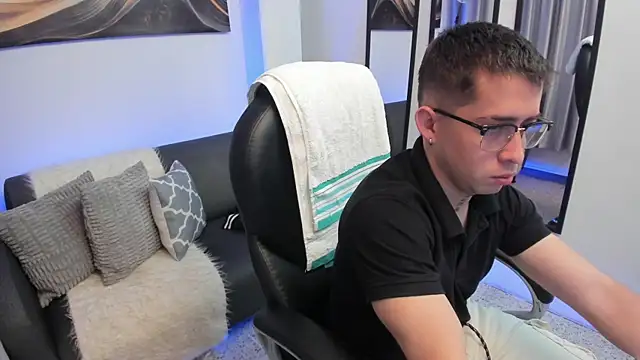 Snapshot of Tommas_Jhonson chatting on March 25, 2:17 am Tommas Jhonson online show from March 25, 2:17 am