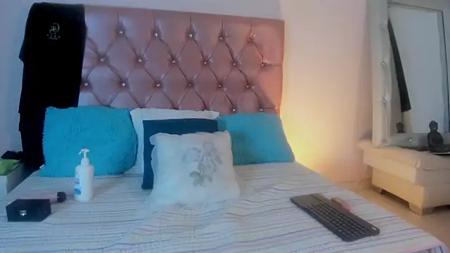 shantall cruzz online show from March 18, 3:42 am