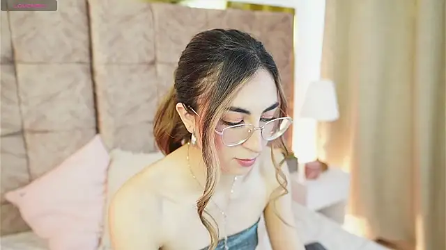 Snapshot of EmmaClark__ chatting on February 21, 1:56 pm EmmaClark online show from February 21, 1:56 pm