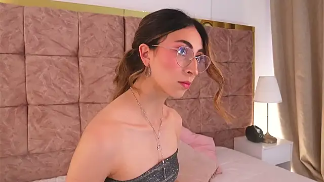 Snapshot of EmmaClark__ chatting on March 28, 7:46 pm EmmaClark online show from March 28, 7:46 pm