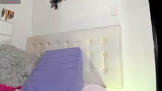 Snapshot of MiaEvans0 chatting on March 21, 8:19 am MiaEvans0 online show from March 21, 8:19 am