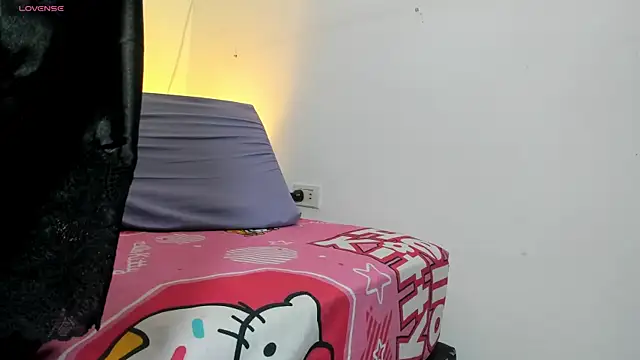 MiaEvans0 online show from May 28, 7:00 pm