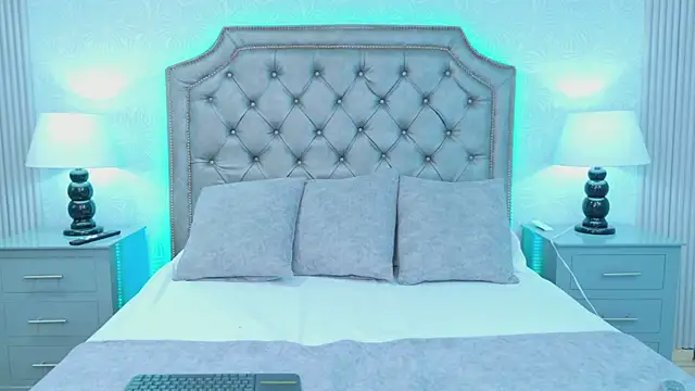 LaurenHazell online show from February 26, 4:11 am