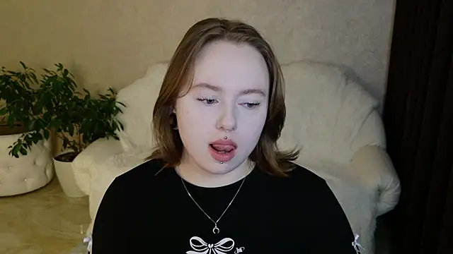 Snapshot of SelenaAsti chatting on February 13, 7:32 pm SelenaAsti online show from February 13, 7:32 pm