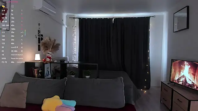 Snapshot of AmyLouWood chatting on February 21, 7:09 am AmyLouWood online show from February 21, 7:09 am