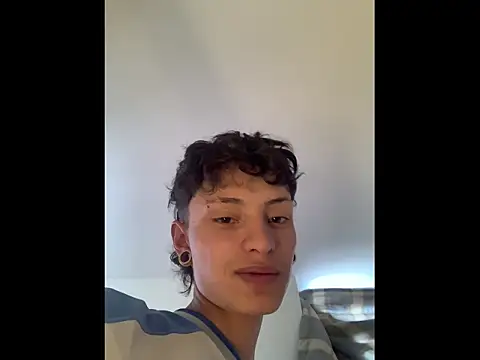 Snapshot of Damn__Love chatting on February 15, 7:32 pm Damn Love online show from February 15, 7:32 pm