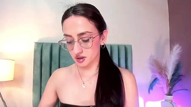 Snapshot of AndraCyruss chatting on March 12, 12:17 am AndraCyruss online show from March 12, 12:17 am