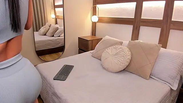 Snapshot of Aurea_Silk chatting on March 4, 9:21 pm Aurea Silk online show from March 4, 9:21 pm