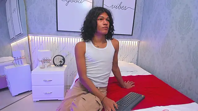 littlesweet18  online show from February 12, 2:06 am