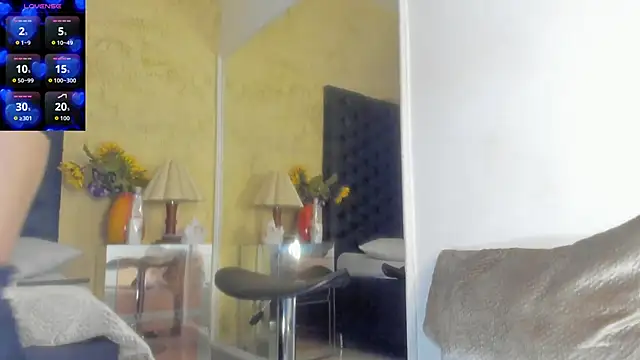 Snapshot of VeronikaBloom_ chatting on June 13, 3:59 am VeronikaBloom online show from June 13, 3:59 am