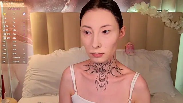 Snapshot of roxy_morrison_x chatting on April 19, 1:21 pm roxy morrison x online show from April 19, 1:21 pm