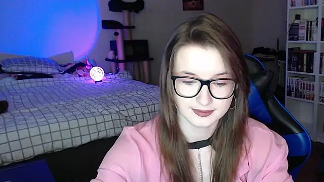 Snapshot of LunaXcherry chatting on April 1, 4:48 pm LunaXcherry online show from April 1, 4:48 pm