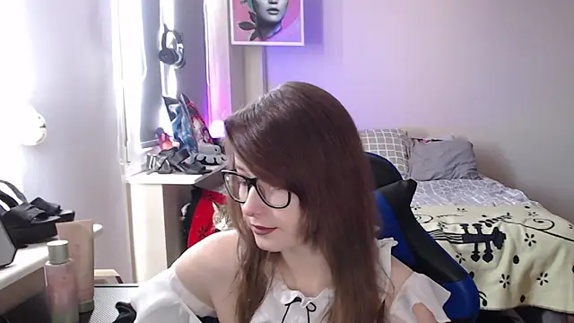 Snapshot of LunaXcherry chatting on April 5, 8:33 am LunaXcherry online show from April 5, 8:33 am