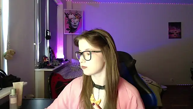 Snapshot of LunaXcherry chatting on April 7, 4:40 pm LunaXcherry online show from April 7, 4:40 pm