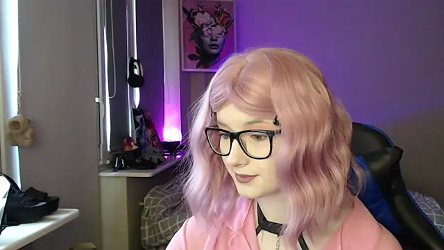 Snapshot of LunaXcherry chatting on April 8, 4:40 pm LunaXcherry online show from April 8, 4:40 pm