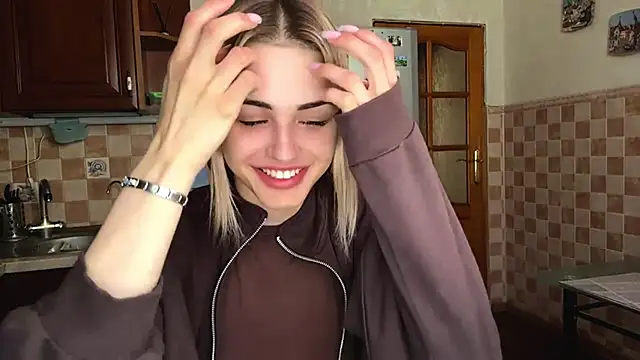 Snapshot of Evva_mayy chatting on June 8, 5:52 am Evva mayy online show from June 8, 5:52 am