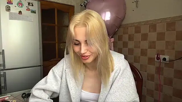 Snapshot of Evva_mayy chatting on June 18, 7:41 am Evva mayy online show from June 18, 7:41 am