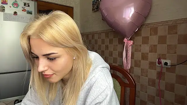 Snapshot of Evva_mayy chatting on June 18, 9:14 am Evva mayy online show from June 18, 9:14 am