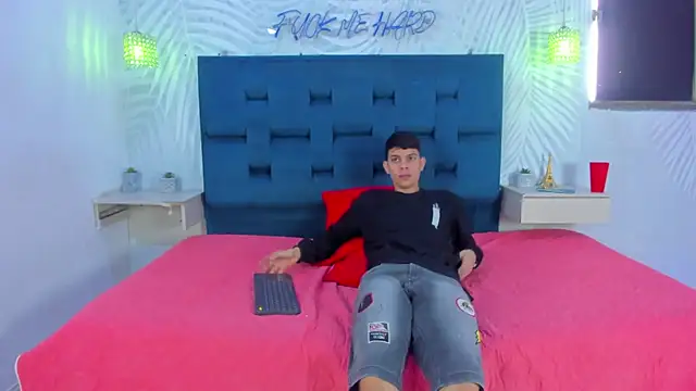 Snapshot of Adventurous_Boys chatting on February 20, 6:08 pm Adventurous Boys online show from February 20, 6:08 pm