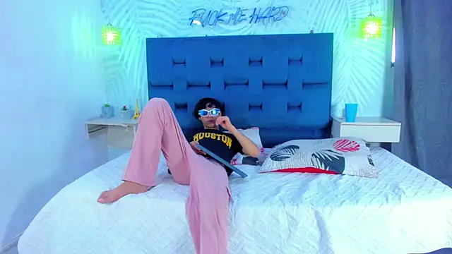 Snapshot of Adventurous_Boys chatting on February 27, 6:19 pm Adventurous Boys online show from February 27, 6:19 pm