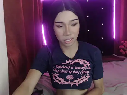 Queenoflustx online show from May 3, 4:24 pm