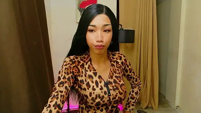 Queenoflustx online show from May 8, 11:04 am